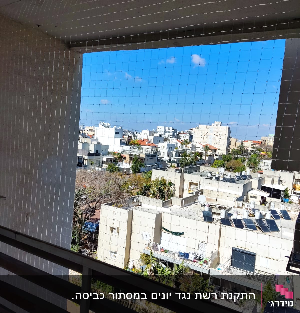 רשת למניעת כניסת יונים במרפסת בניין